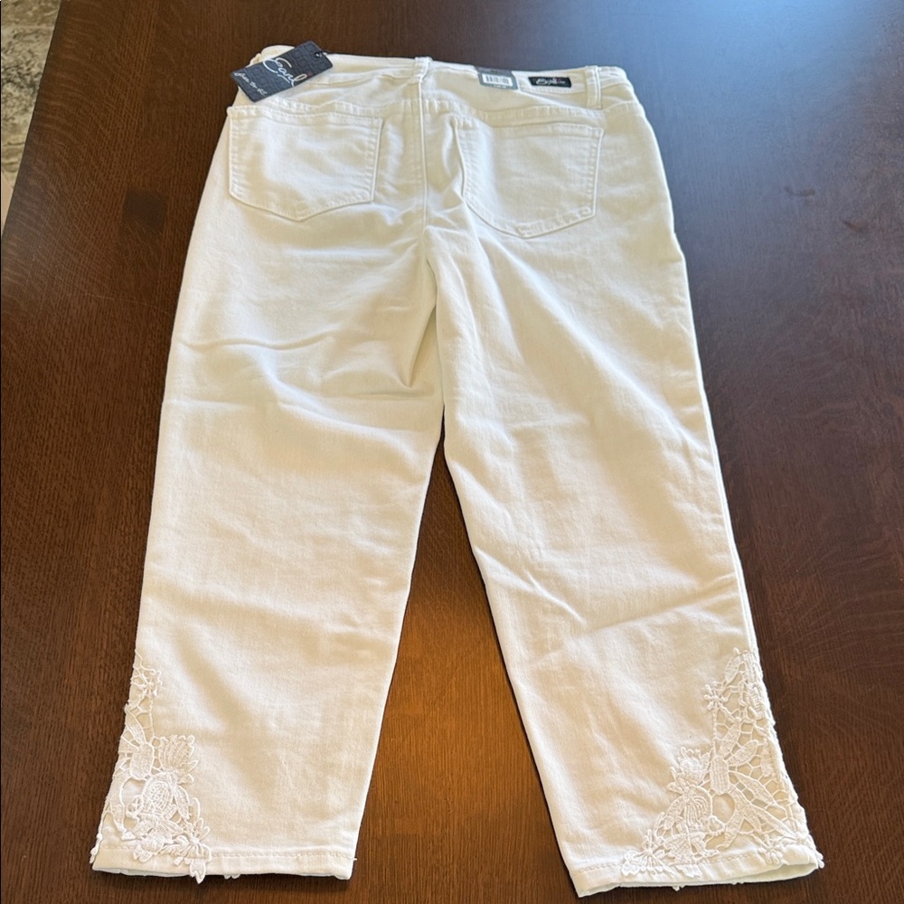 Earl Jeans White Cropped Jeans with Lace Embroidery. Womens size 6. - Picture 14 of 16